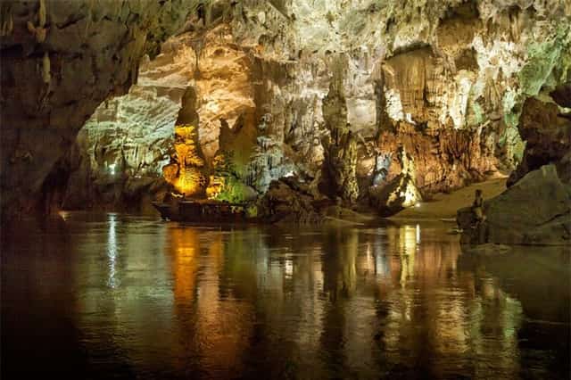 Đông Phong Nha có chiều dài 7.729m, sâu 83m, cao 50m với rất nhiều nhánh hang phụ lớn nhỏ bao gồm cả hang Bi Kí, hang Tiên và hang Cung Đình. Ảnh: Didauchoigi.