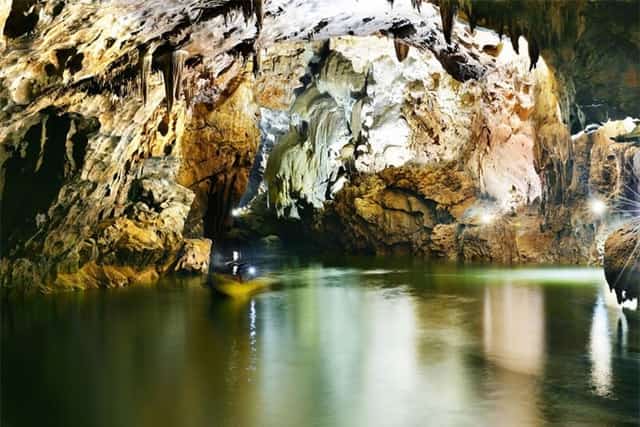 Động được Hiệp hội Hoàng gia Anh bình chọn là một trong những hang động đẹp nhất thế giới với 7 tiêu chí: Hang động có cửa hang cao và rộng; có bãi cát, bãi đá ngầm đẹp nhất; có sông ngầm đẹp nhất; có hệ thống thạch nhũ kỳ ảo và tráng lệ nhất; có các hang khô cao và rộng; có Hồ nước ngầm sâu và đẹp; có nước dài nhất. Ảnh: Quangbinhtravel.
