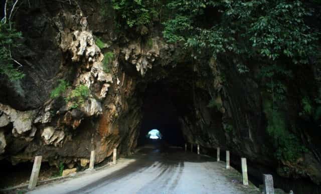 2 つの洞窟の入り口は、密集した植生に覆われ、自然の建築的特徴をまだ残しています