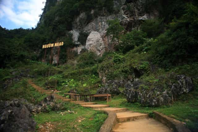 Lối vào động Ngườm Ngao