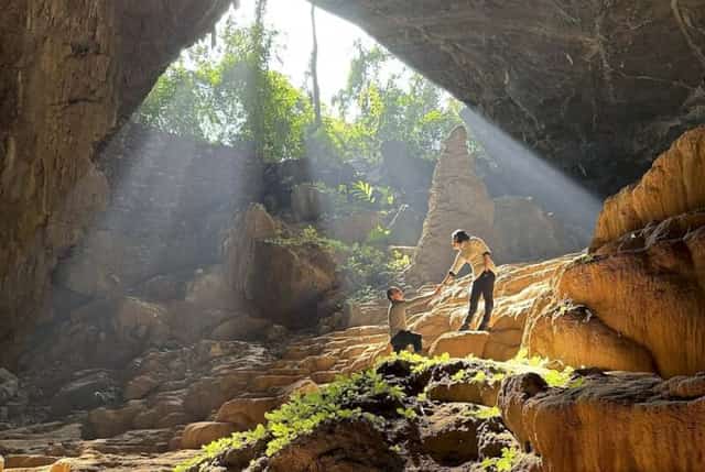 Du khách đến với động Ngườm Ngao