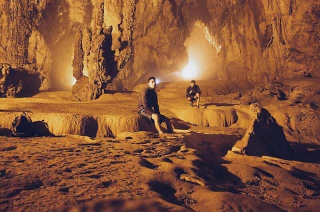 Khách du lịch đến với động Ngườm Ngao