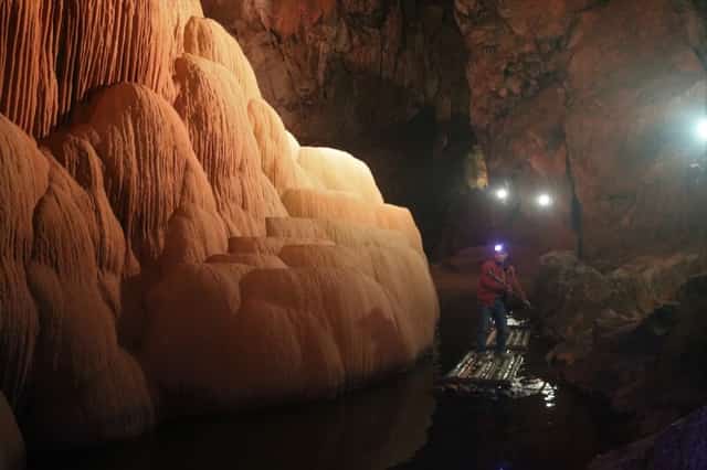 Những nhũ đá, cột đá vôi phản chiếu dưới ánh đèn màu càng lung linh, huyền ảo, cảm giác như lạc vào cung điện trong động Ngườm Ngao
