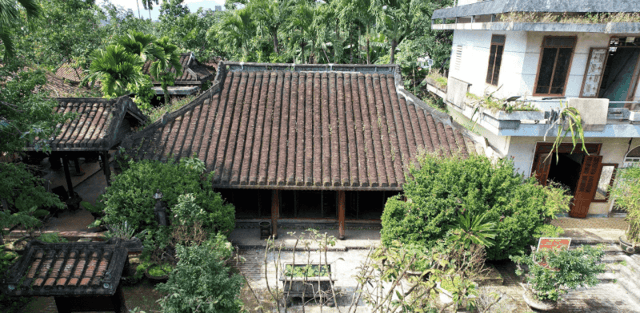 Nhà cổ Tích Thiện Đường, nằm nép mình thơ mộng bên bờ sông Túy Loan, cách trung tâm thành phố Đà Nẵng hơn 20km về phía Tây