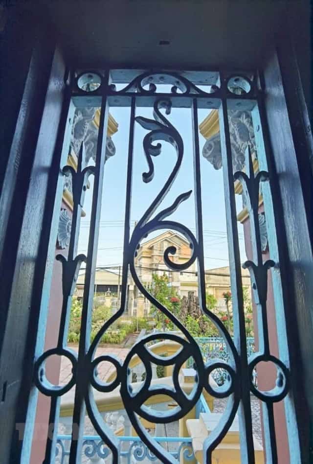 繊細な花模様が施された窓格子は、窓の外に広がる美しい風景を際立たせています