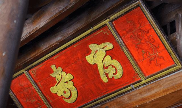 Trong nhà, những bức hoành phi vẫn được lưu giữ đến nay