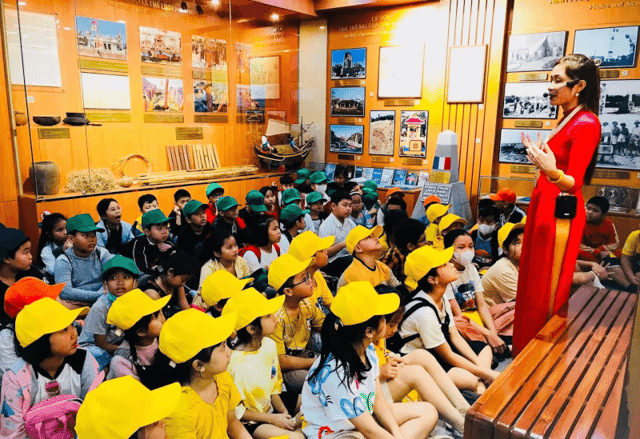 Học sinh tham gia chương trình học tập thực tế tại Nhà trưng bày Hoàng Sa