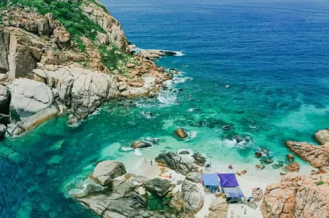 Ninh Thuận nổi tiếng với khung cảnh thiên nhiên hoang sơ và những bãi biển xanh ngắt