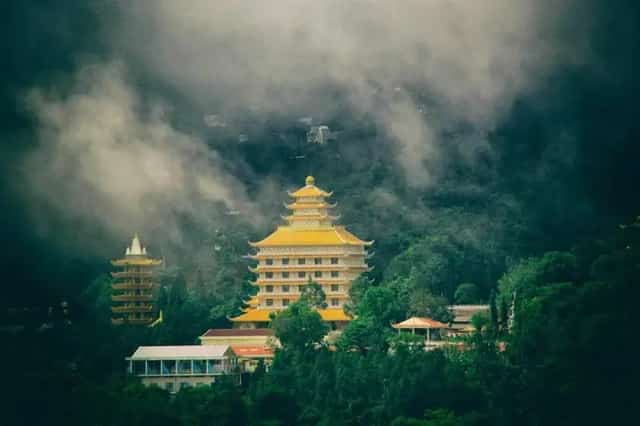 Vạn Linh Pagoda, grand with its three ancient stupas