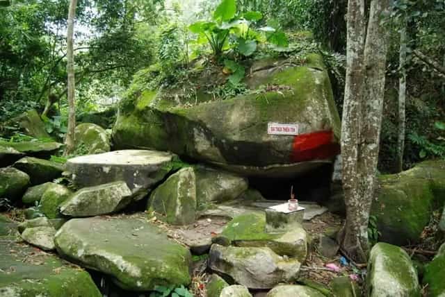 Đại Thừa Thiên Tôn Cave – remnants of the monkey kingdom