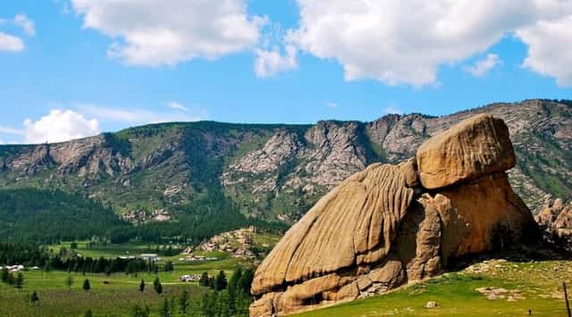 Tới Công viên Quốc gia Gorkhi Tereji, Mông Cổ đừng bỏ qua Lễ hội Đại bàng vàng Saigsai. (Ảnh: The Travel)