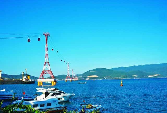ホンチェ島に行くには、ボート、カヌー、またはケーブルカーを選択できます