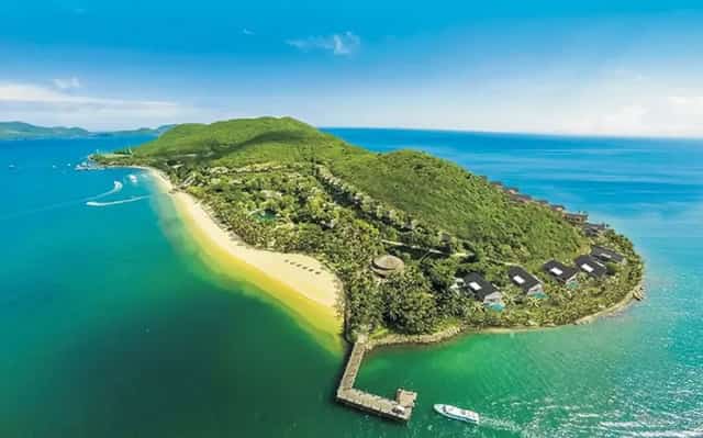 青く澄んだ海水と多様な植生を持つオントレ島