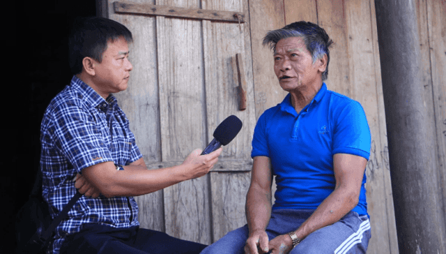 Ông Trương Quốc Đô, người giữ rừng lim cổ thụ Cồn Lim trả lời phỏng vấn phóng viên VOV