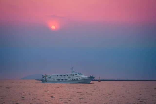 海に広がる鮮やかな夕焼けの色合い