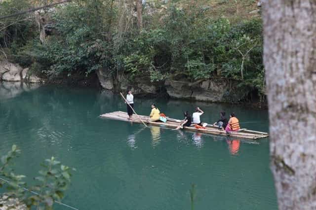 Du khách ngồi trên bè tận hưởng cảm giác yên bình
