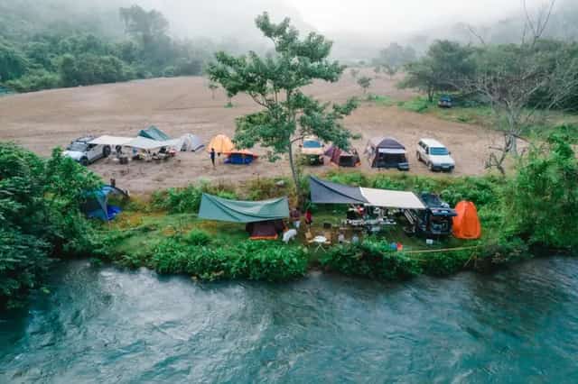 Nước màu xanh ngọc bích tạo nên vẻ đẹp đặc trưng của suối La Ngâu