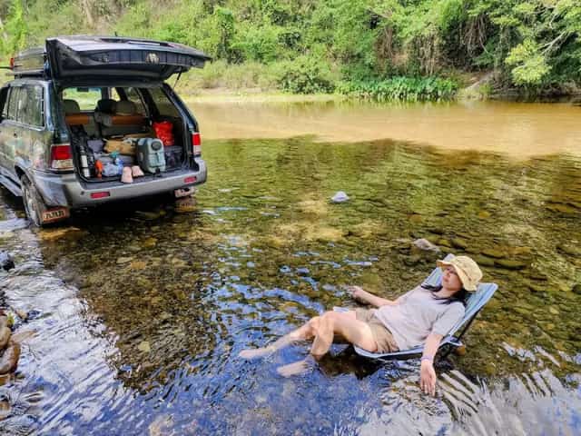 Nước màu xanh ngọc bích tạo nên vẻ đẹp đặc trưng của suối La Ngâu