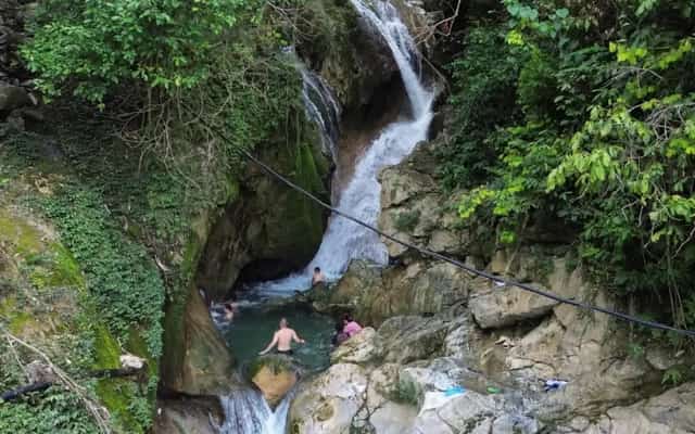 Suối Nặm Chắn với những thác nước chảy xiết