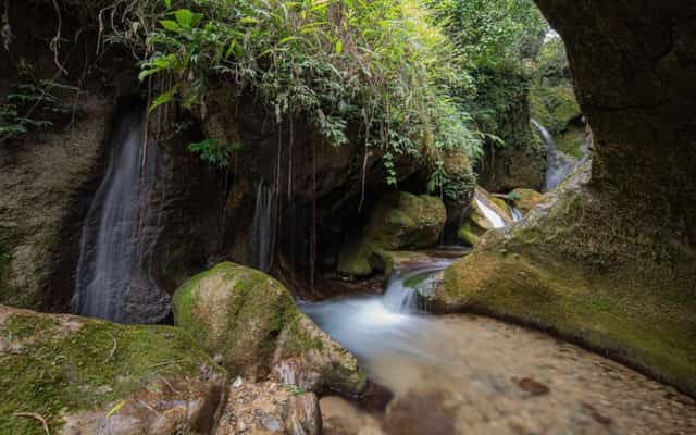Khung cảnh suối Nậm Chắn vào buổi sớm tinh mơ, khi nắng chưa lên