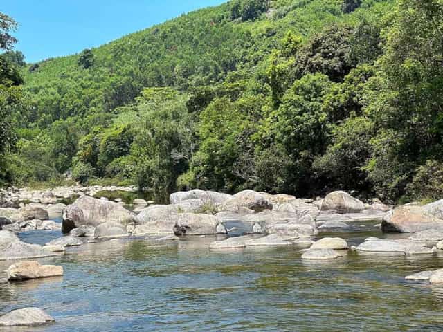 Suối Trà Bói cách trung tâm thành phố Quảng Ngãi hơn 50km về phía Tây Bắc.
