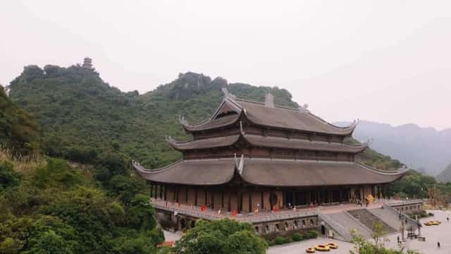 탐쭉 사원 단지는 과거, 현재, 미래가 조화롭게 연결된 곳입니다.