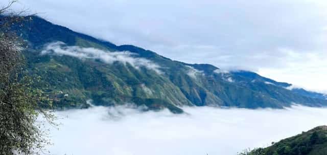 Núi rừng, biển mây như hòa quyện tạo nên bức tranh thiên nhiên hùng vĩ