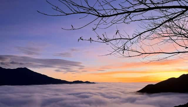 Ngắm nhìn "biển mây" lúc hoàng hôn tại xã Tà Xùa