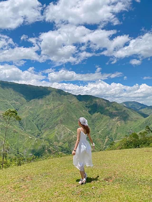 恐竜の背骨のように連なる山々