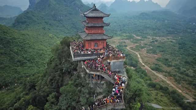 越南河南三祝寺，距离河内约70公里，风景优美