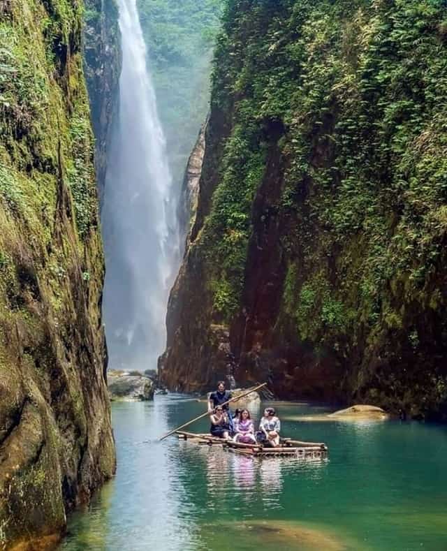 当地居民提供木筏，方便游客划船靠近瀑布底部欣赏风景