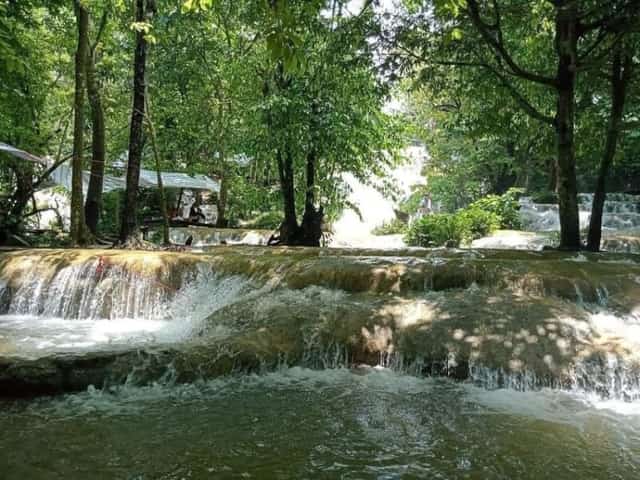 Hai bên thác có các lán để du khách thuê nghỉ ngơi