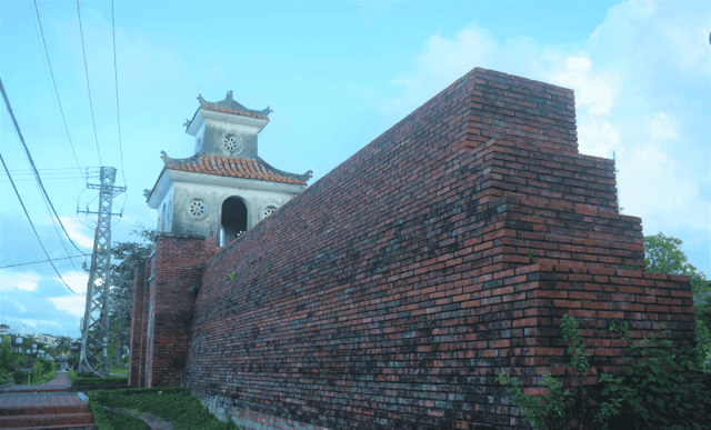 Đồng Hới Ancient Citadel boasts rich cultural and historical significance, drawing visitors in
