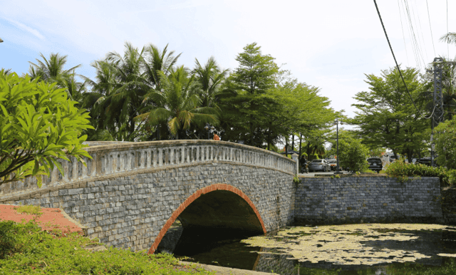 A clear blue canal harmonizes with the landscape, regulating the local climate