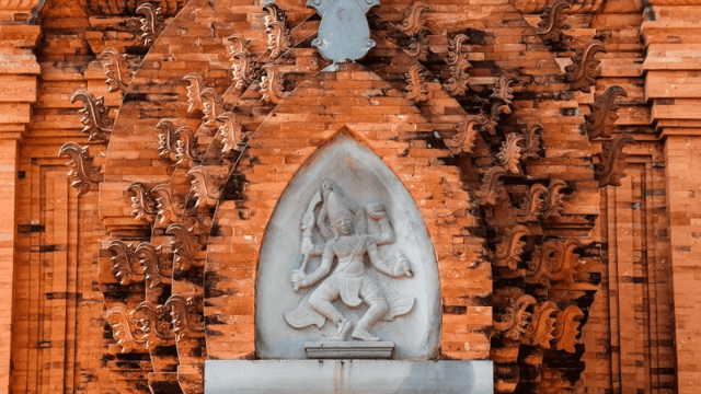 At the entrance, the arched niches are adorned with stone columns, thresholds, and statues