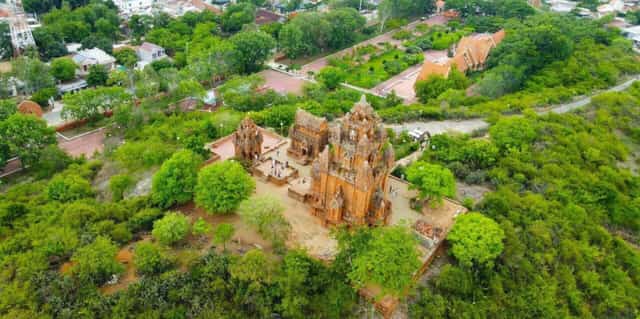 Poklong Garai Tower is located on Trau Hill, in Do Vinh Ward, Phan Rang - Thap Cham City