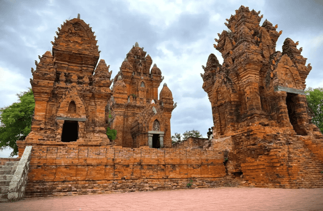 Po Klong Garai Tower is a whole consisting of three towers