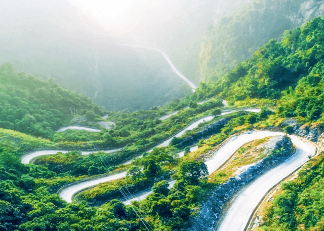 遥か上空へと続く険しい道に、多くの旅人が夢中に。その絶景に心奪われる。
