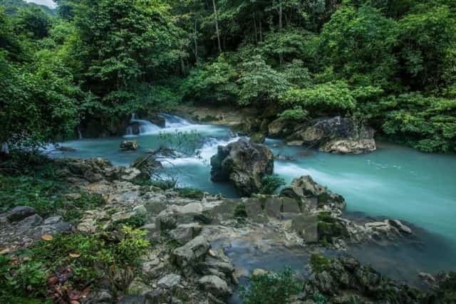 カクマーク山とエメラルドグリーンのレーニン渓流が美しいパックポー遺跡。