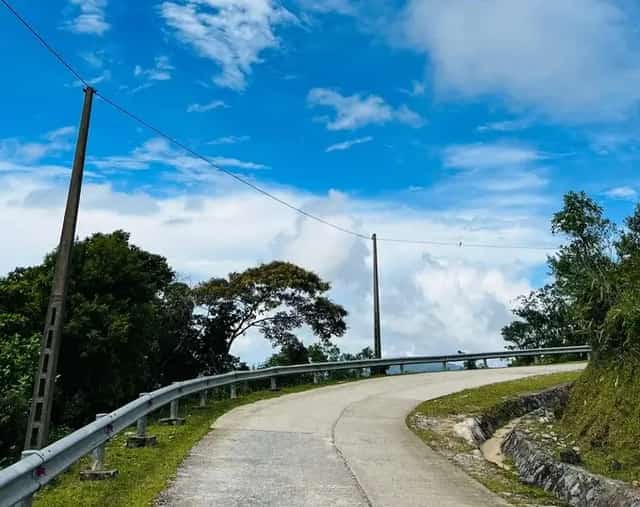 Để tới được đỉnh Thiên Sơn, du khách phải vượt qua những cung đường đèo với những khúc cua tay áo