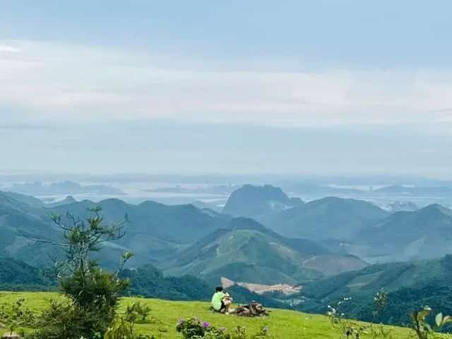  Đứng trên Cổng Trời Kỳ Thượng du khách có thể ngắm nhìn được toàn cảnh của TP Hạ Long