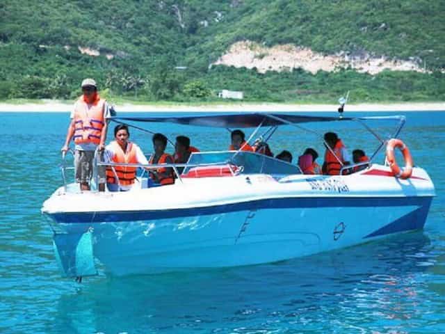 Speedboat ride to Hon Dua Island, Phu Yen