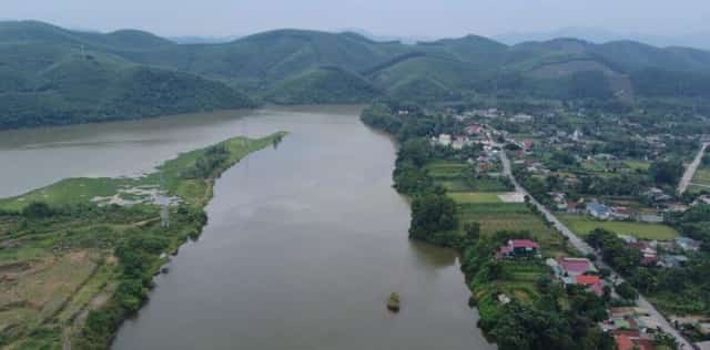 Dòng nước từ hồ Ngàn Trươi Cẩm Trang chảy xuống vùng hạ du để phục vụ tưới tiêu cho nông nghiệp