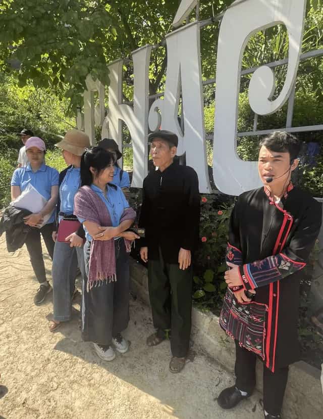 첫 번째 폭포에서 여행객들은 나차(Nà Chá) 마을 촌장과 관광 가이드로부터 낭띠엔(Nàng Tiên) 폭포의 전설을 듣게 됩니다