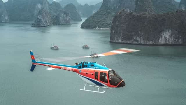 Hàng nghìn đảo đá ở Vịnh Hạ Long có những hình dạng khác nhau cộng với những hang động kỳ thú tạo thành cảnh quan ngoạn mục