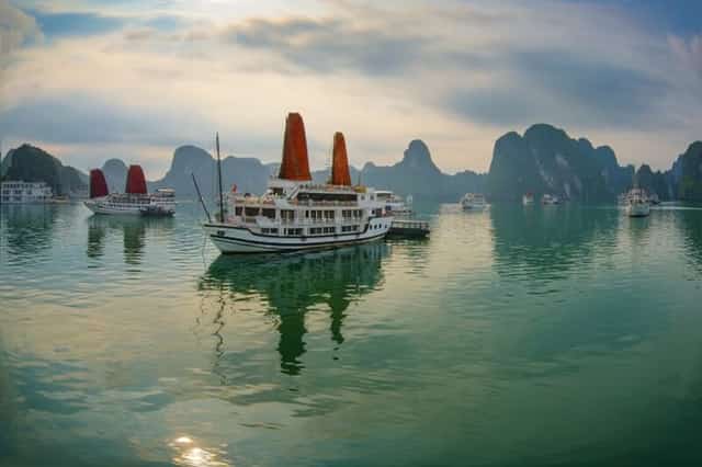 Vịnh Hạ Long hấp dẫn du khách cũng như các nhiếp ảnh gia bởi vẻ đẹp của nhiều điểm đến thú vị