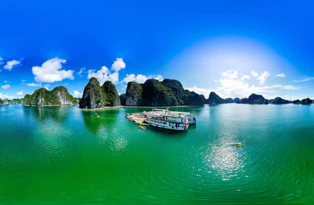 Lan Ha Bay, shaped like an arc, is surrounded by hundreds of large and small islands.