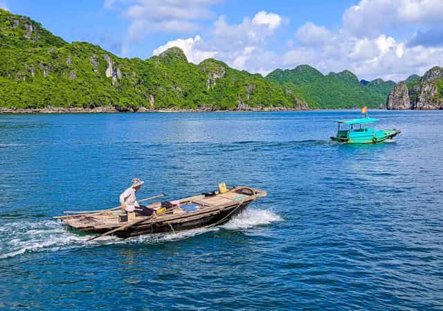From Cai Beo fishing village, visitors can explore islands such as Hon Ba Cat Bang, Hon Rua (Turtle Island), Hon Tai Keo, Hon Bong La...