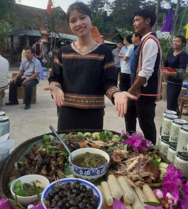 Những món ăn đặc sản của người Xơ Đăng ở làng cổ Vi Rơ Ngheo