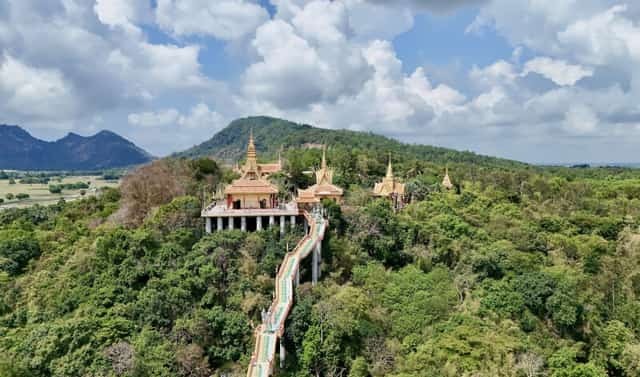 (西贡时报) – 宁静的景色、绿树成荫的街道，以及高棉寺庙庄严而多彩的美丽，共同营造出茶荣市的诗意风情。